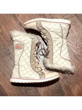 SORREL Cozy Cate white faux fur trim waterproof lace up boots. Size 9